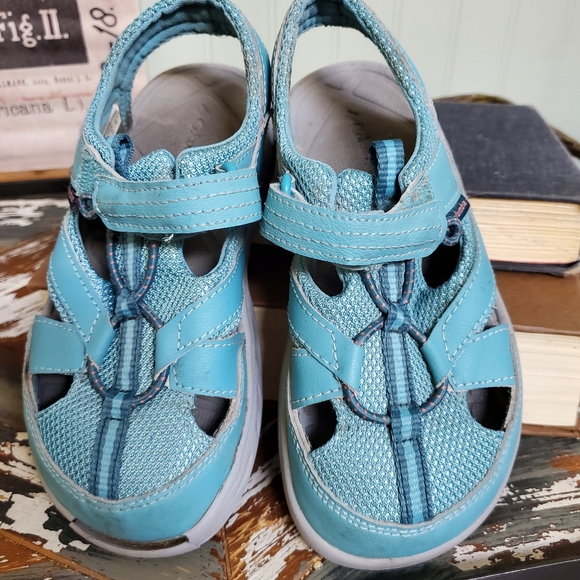 Columbia Techsun Wave Sandals *Flaw* Play Condition Waterproof Kids size 13 - Picture 11 of 11